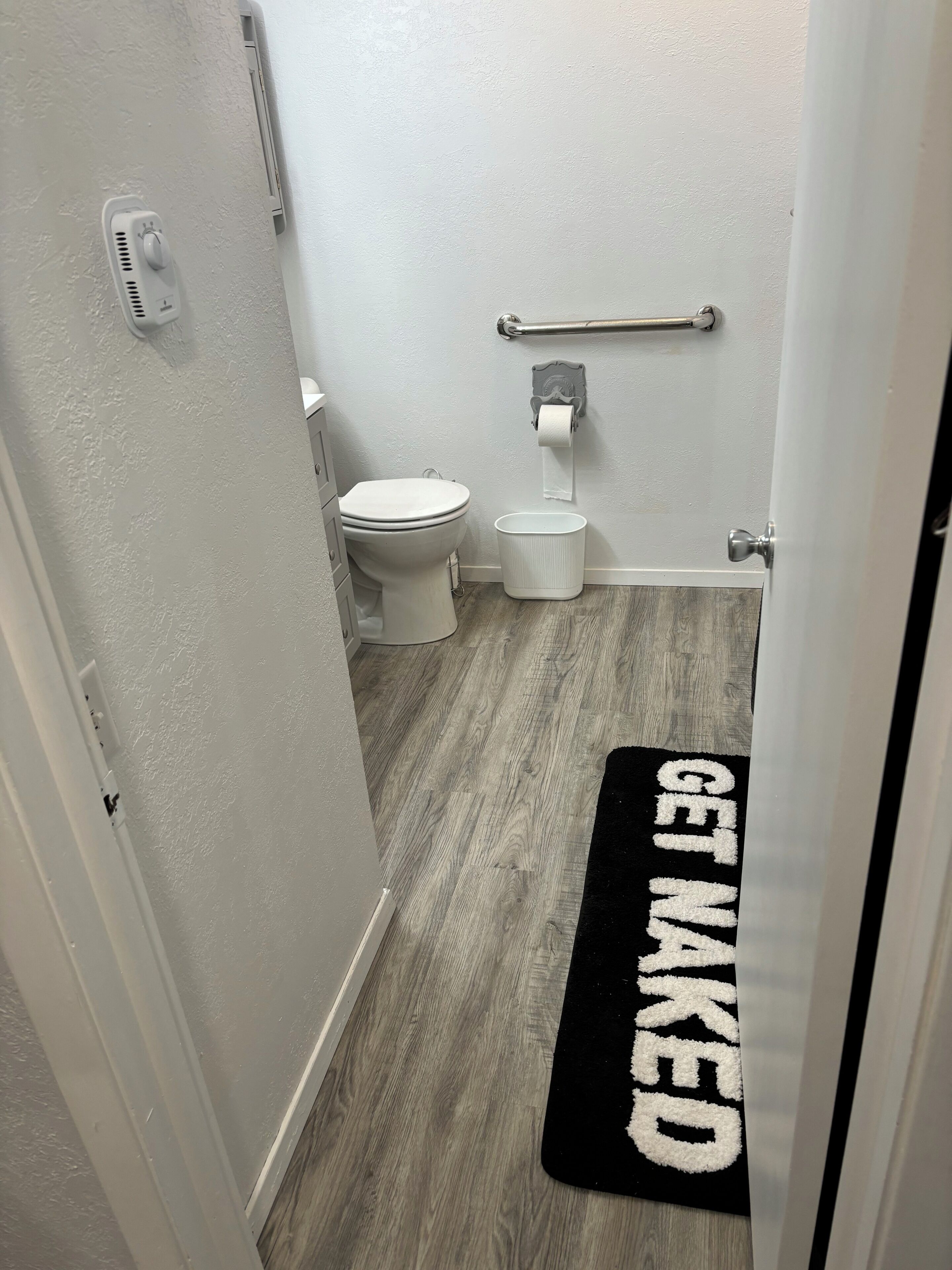 Une salle de bain équipée de toilettes, d’un bidet et d’un porte-serviettes.