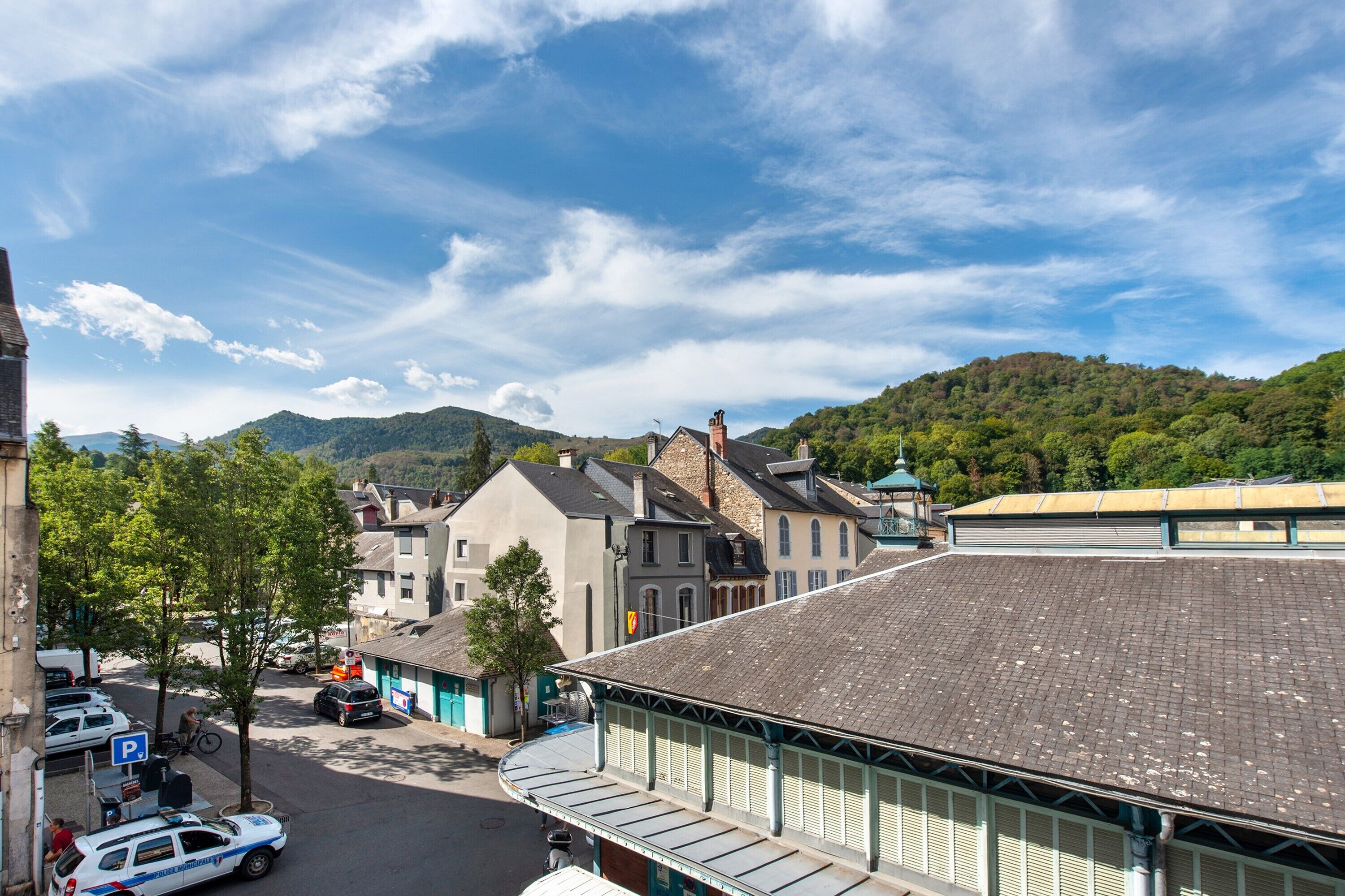 Une ville avec des bâtiments, une rue et une montagne en arrière-plan.