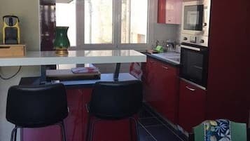 Cafetière/bouilloire, réfrigérateur, micro-ondes, four