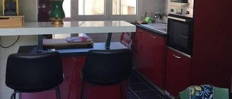 Cafetera o tetera, frigorífico, microondas y horno