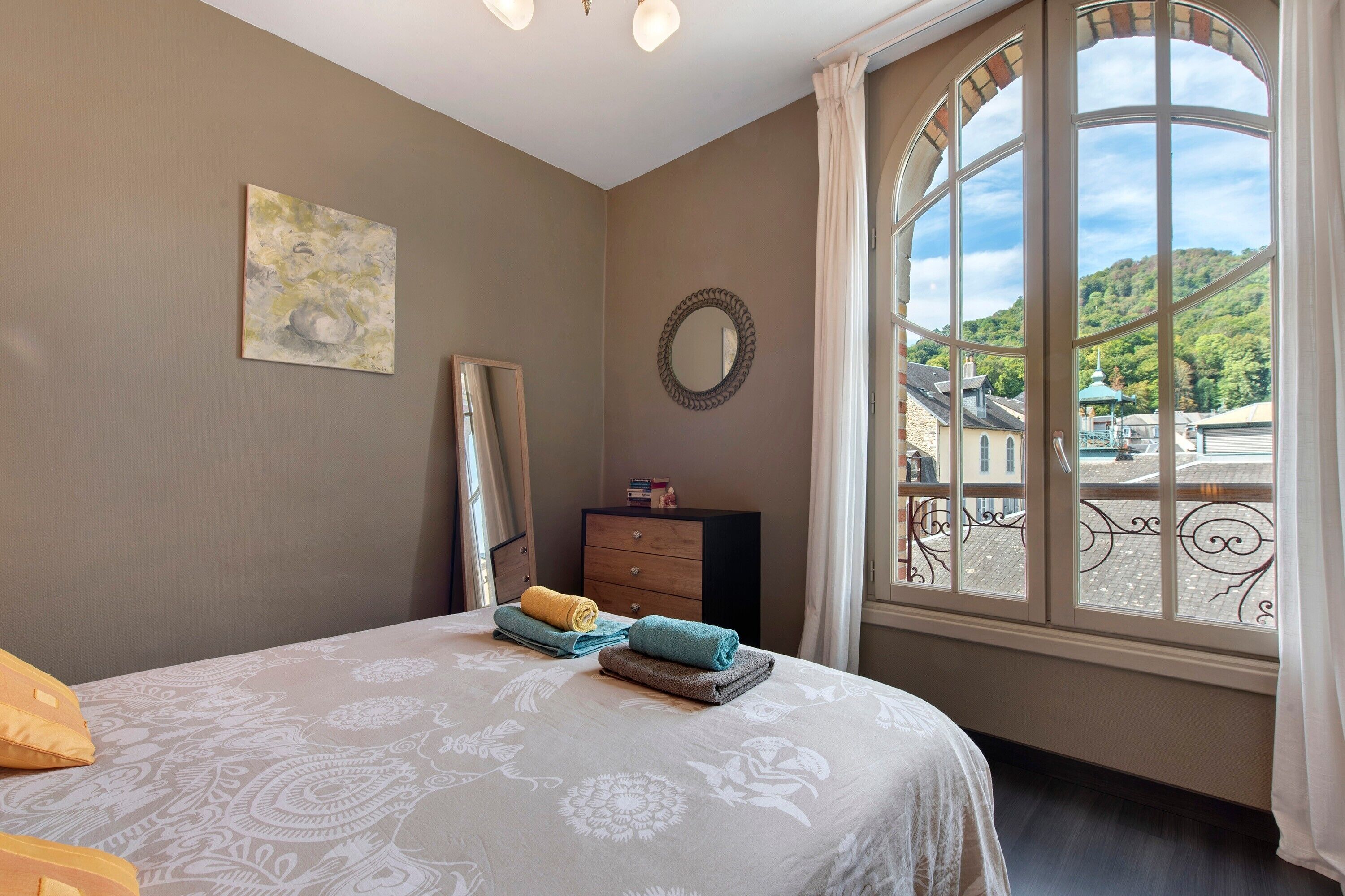 1 habitación, tabla de planchar con plancha, wifi y ropa de cama 