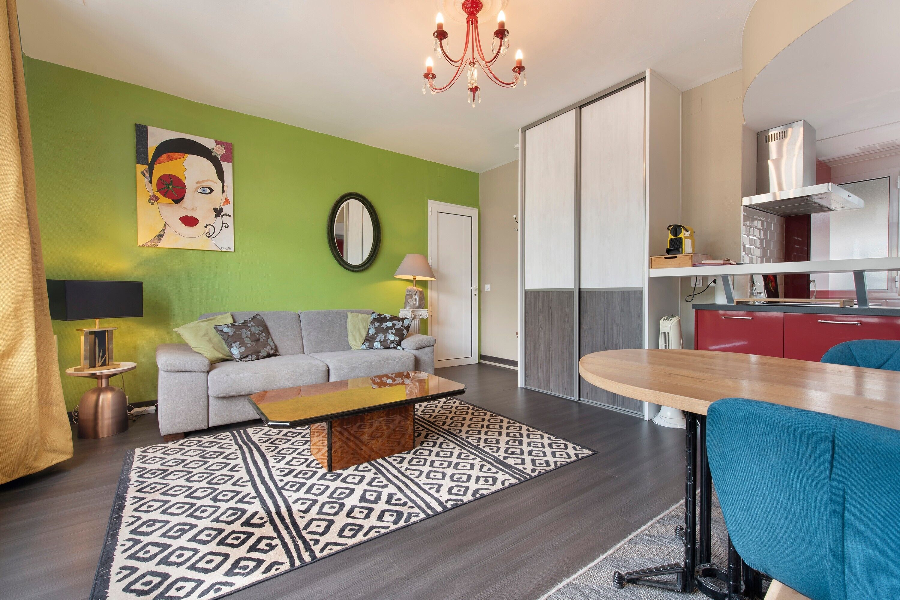 Un salon moderne avec un canapé, une table basse et un tapis à motifs.