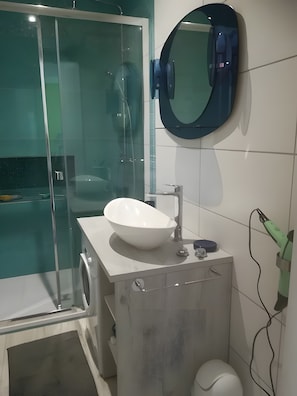 Douche, sèche-cheveux, serviettes fournies
