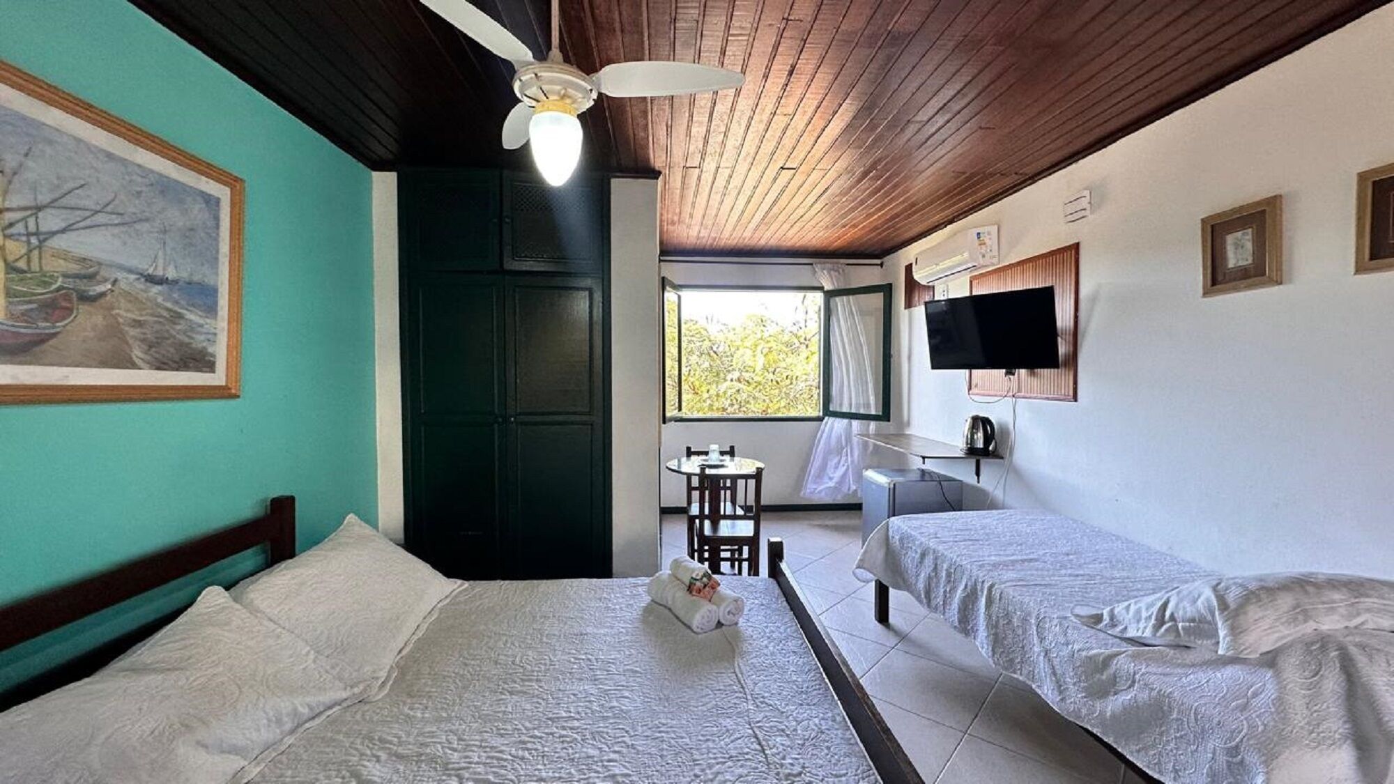 Quarto triplo | Cortinas blackout, ferros/tábuas de passar roupa, Wi-Fi de cortesia