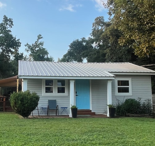 Sweet lil Home Alabama 
Sleeps 5 Pet Friendly