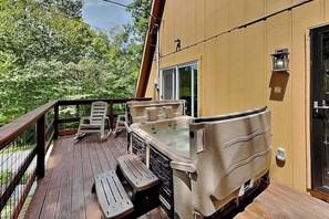 Outdoor spa tub - Gingerbread House | Hot Tub, Fire Pit, Arcade Table (Gatlinburg)
