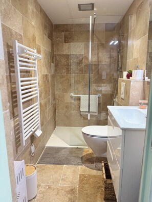 Bathroom - Vrbo Property (La Lande-de-Fronsac)
