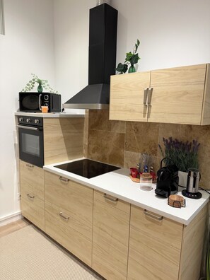 Private kitchen - Vrbo Property (La Lande-de-Fronsac)