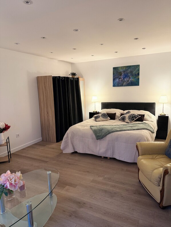 Room - Vrbo Property (La Lande-de-Fronsac)