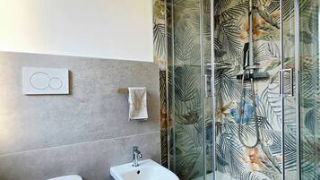 Doccia, asciugacapelli, bidet, sapone