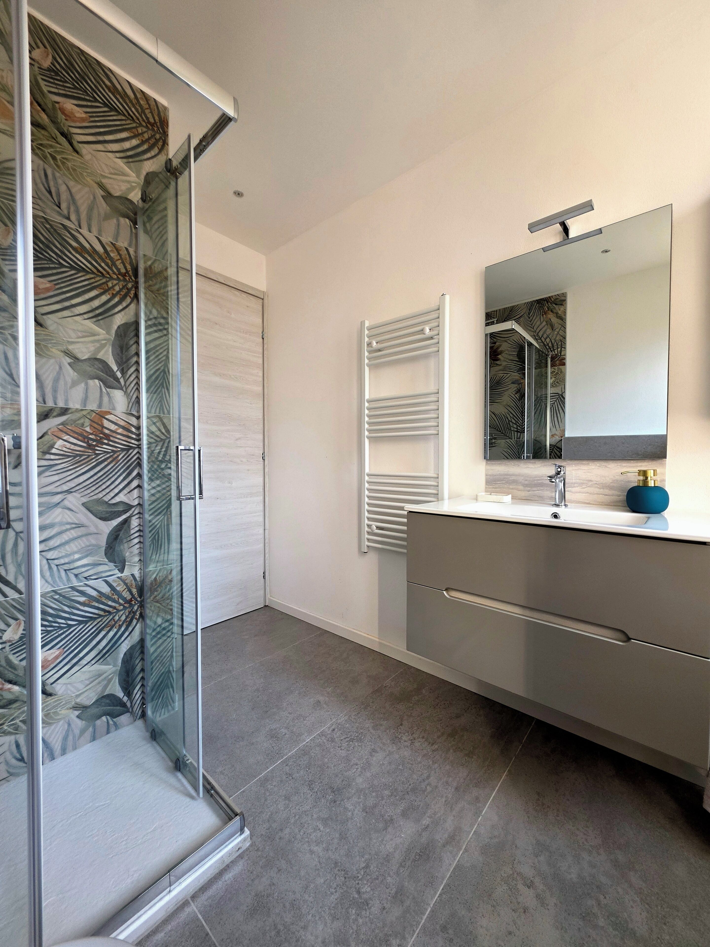 Douche, sèche-cheveux, bidet, savon