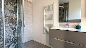 Douche, sèche-cheveux, bidet, savon
