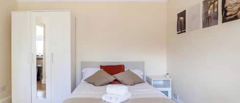 Iron/ironing board, WiFi (free)