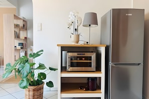 A modern kitchen with a built-in oven, a stainless steel refrigerator, and a potted plant. - Refuge between wine, vines + rhine. new apartment up to 5 pers. central + quiet... (Oestrich-Winkel)