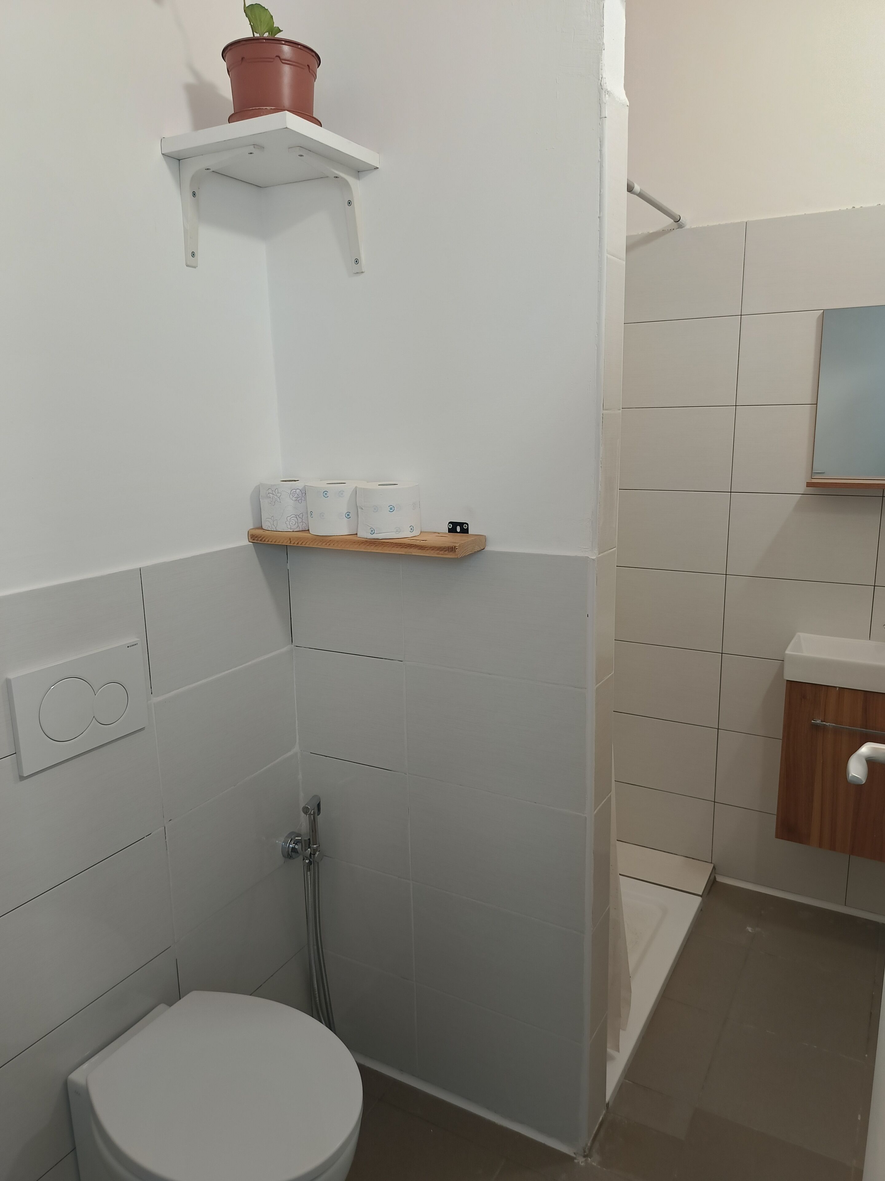 Doccia, asciugacapelli, asciugamani, sapone