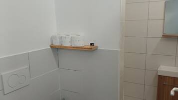 Doccia, asciugacapelli, asciugamani, sapone