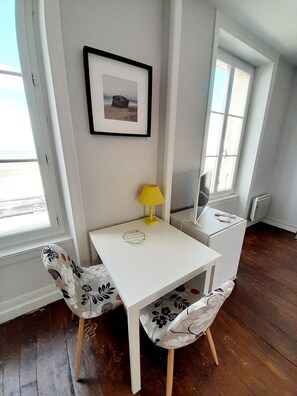 Dining - Votre escapade face à la mer — un appartement simple, à 20 mètres de la mer (Langrune-sur-Mer)
