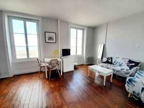 TV, books - Votre escapade face à la mer — un appartement simple, à 20 mètres de la mer (Langrune-sur-Mer)