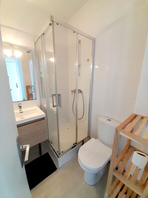 Shower, hair dryer, toilet paper - Votre escapade face à la mer — un appartement simple, à 20 mètres de la mer (Langrune-sur-Mer)