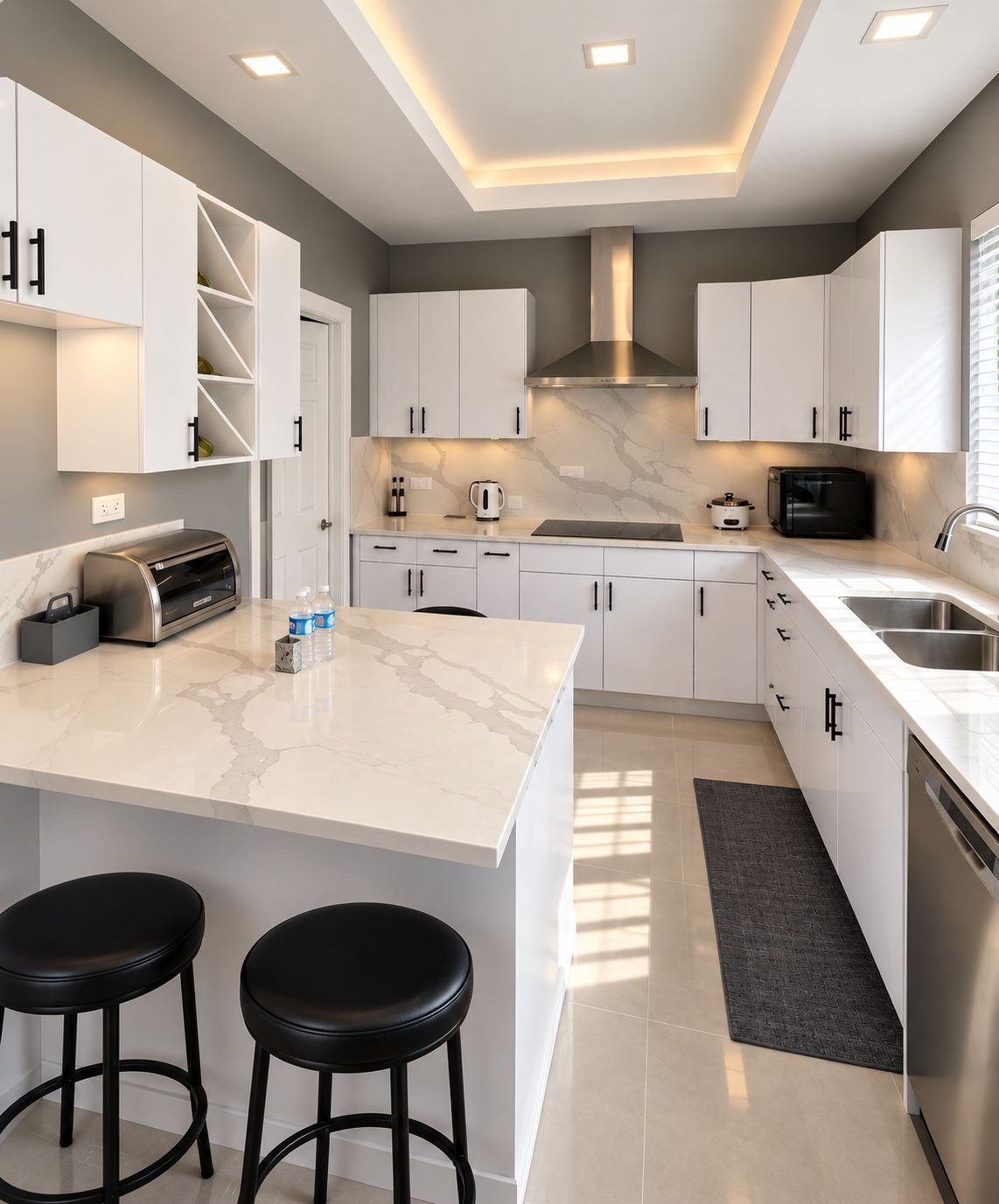 Una cocina moderna con armarios blancos, encimera de mármol y una isla integrada con taburetes de bar.