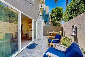 Outdoor dining - Steps To Marina Park/Newport Bay Channel (Newport Beach)