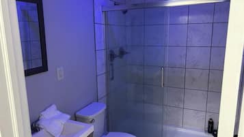 Douche, sèche-cheveux, serviettes fournies, savon