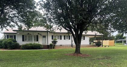 Dud's Den - Cozy 2BR/2BA House in King -close to restaurants & Hanging Rock