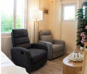 1 bedroom, WiFi, bed sheets - The Colibri T2 No. 2 (Cazaubon)