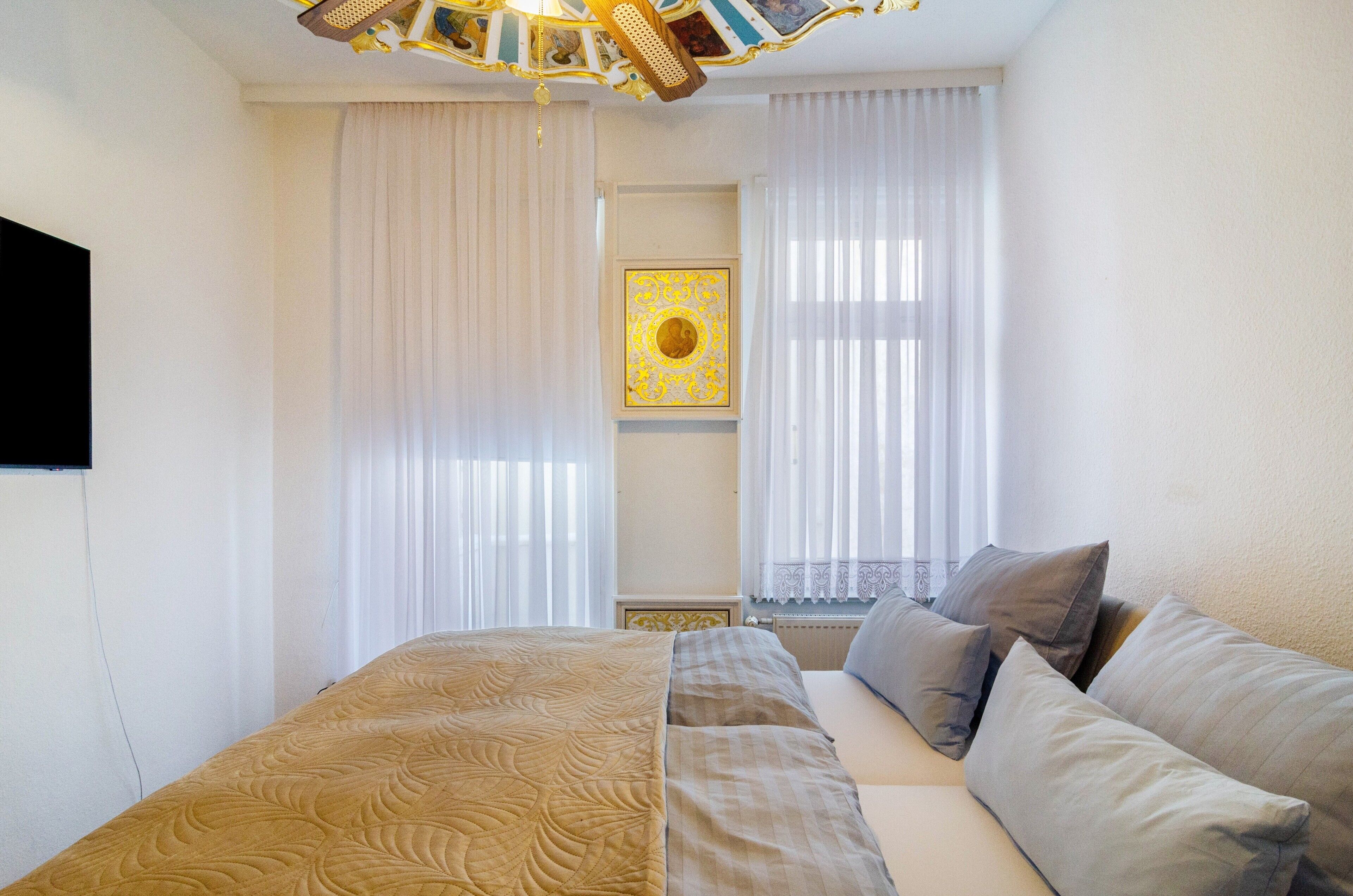 3 habitaciones, tabla de planchar con plancha, wifi y ropa de cama 