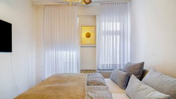 3 habitaciones, tabla de planchar con plancha, wifi y ropa de cama