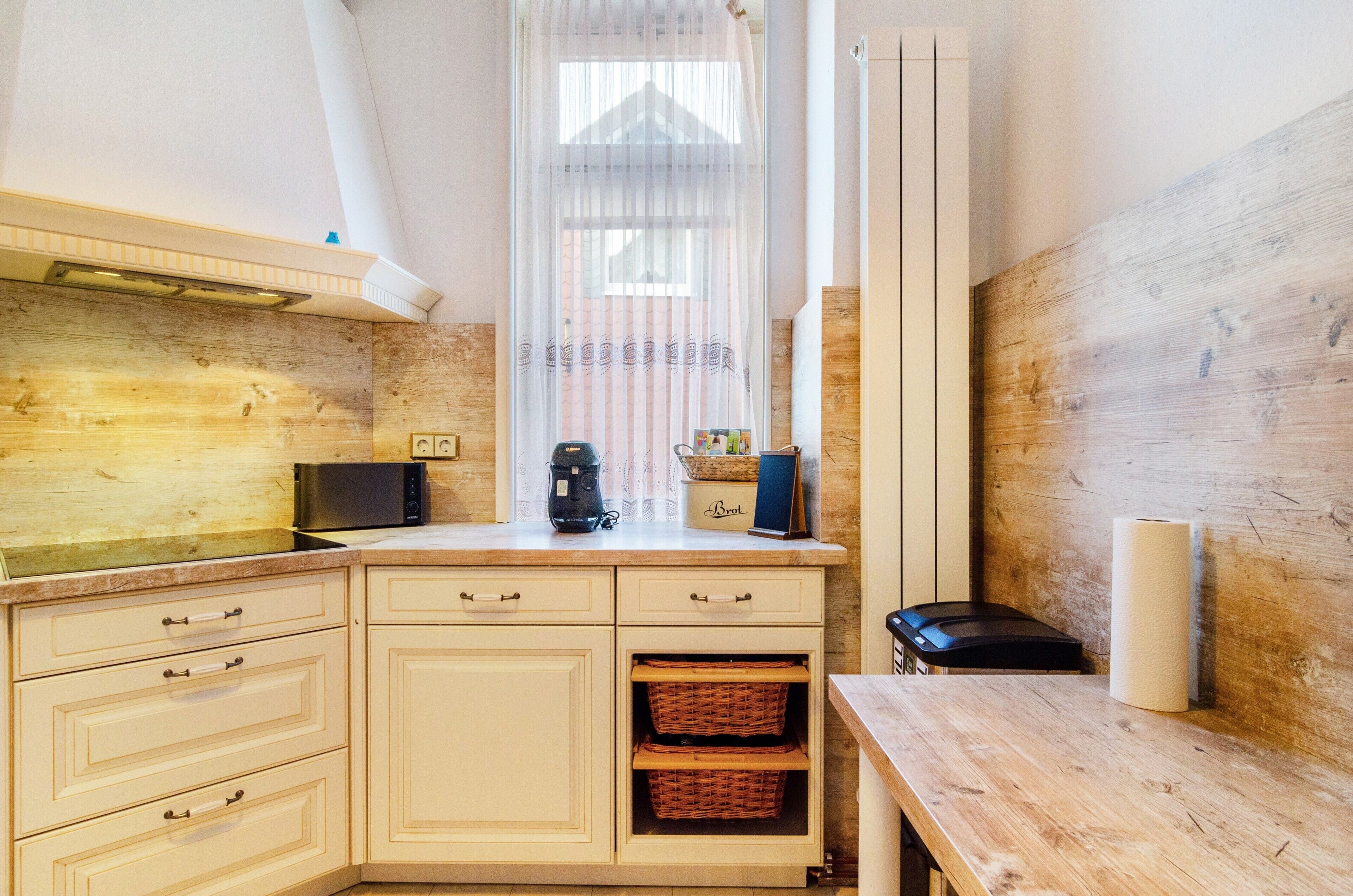 Coffee/tea maker, fridge, oven, stovetop