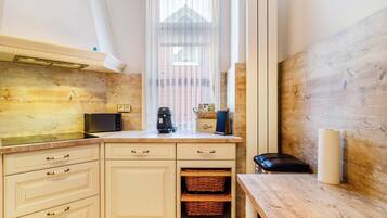 Coffee/tea maker, fridge, oven, stovetop