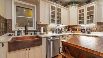 Coffee/tea maker, fridge, microwave, oven