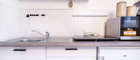 Coffee/tea maker, fridge, microwave, stovetop