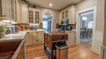 Coffee/tea maker, fridge, microwave, oven