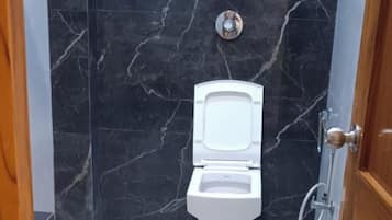 Ducha, artículos de tocador gratuitos, toallas