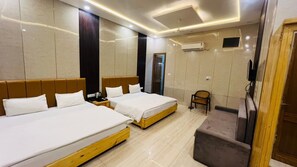 Desk, free WiFi - Rampur Hotel Pearl on Nainital Rd. (Rampur)