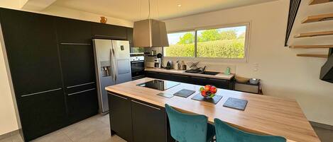 Coffee/tea maker, fridge, microwave, oven