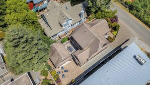 Ein Wohnhaus mit großem Garten, einer überdachten Terrasse und einer Garage.