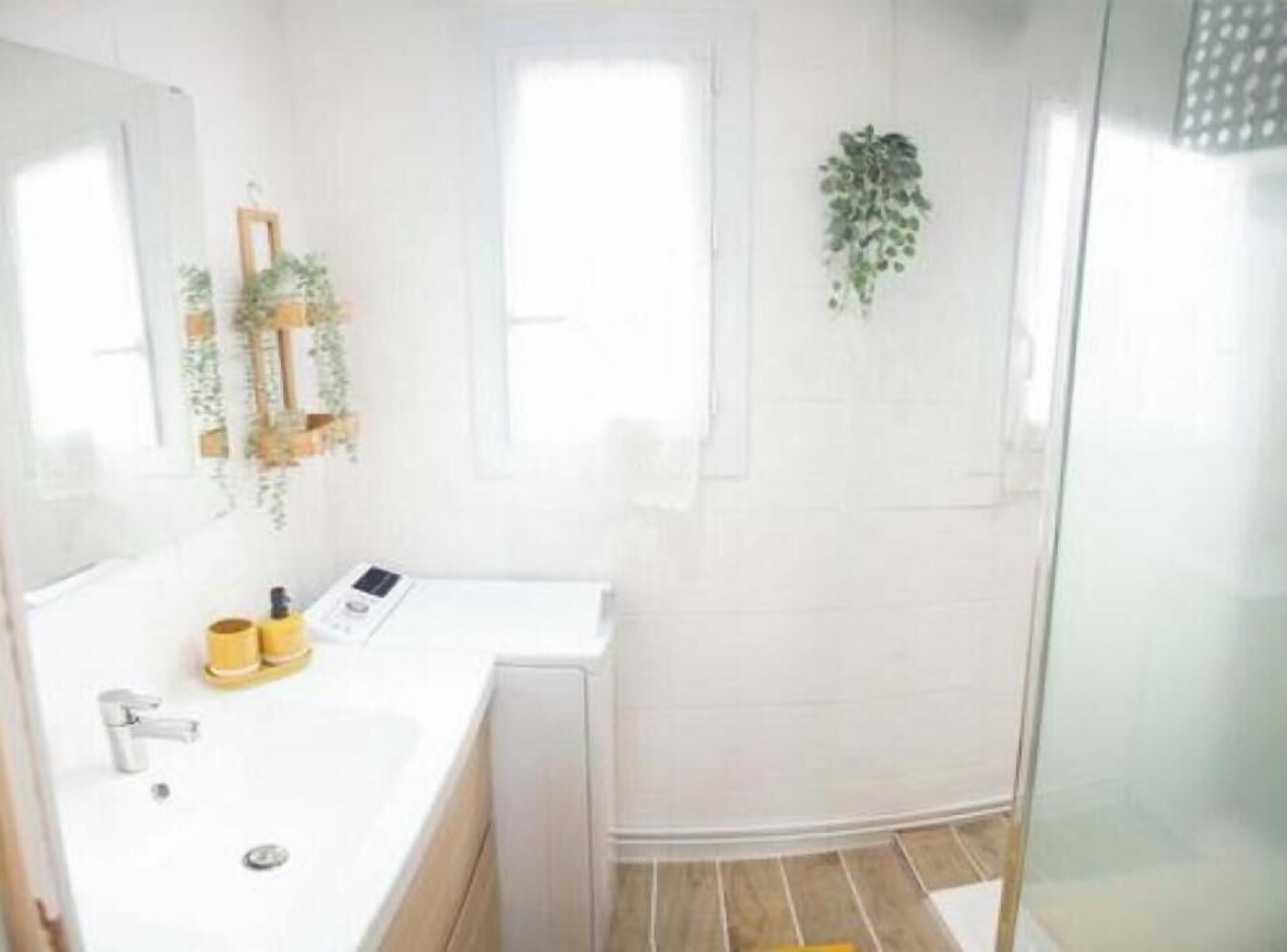 Shower, towels
