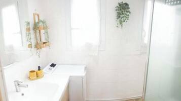 Shower, towels