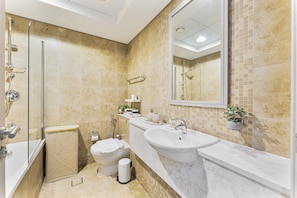 Shower, hair dryer - Amazing DIFC Studio, 9 Min to Burj Khalifa (Dubai)