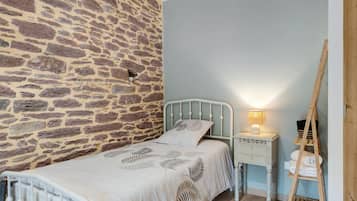 3 bedrooms, iron/ironing board, WiFi, bed sheets