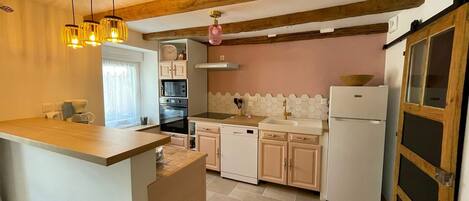 Coffee/tea maker, fridge, microwave, oven