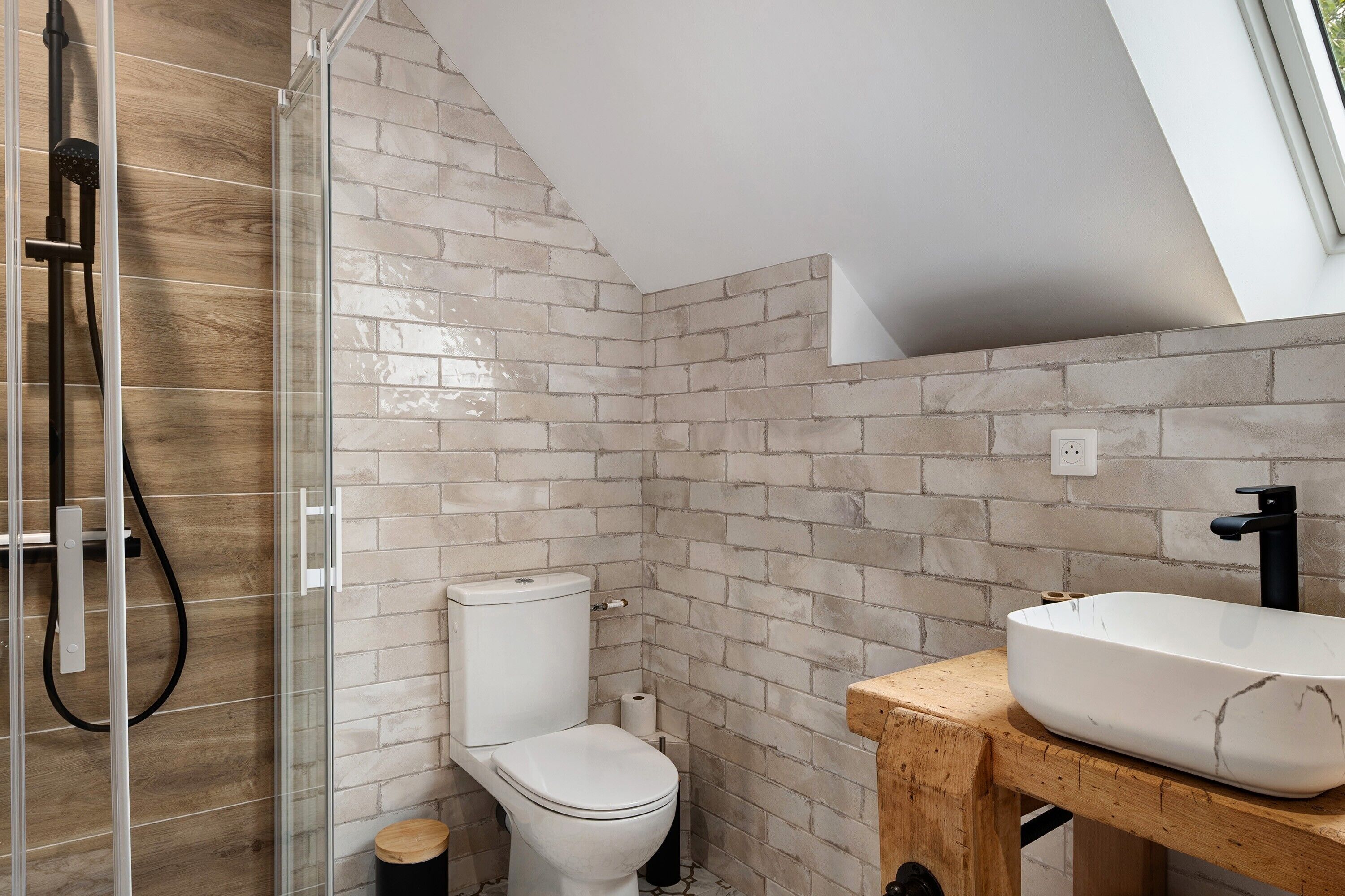 Ein Badezimmer mit Dusche, Toilette und Waschbecken.