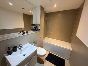 Combined shower/bathtub, deep-soaking bathtub, towels - Executive 1 Bedroom Apartment- East Croydon (Croydon)