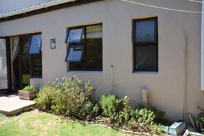 Room, 2 Bedrooms, Patio, Garden View | Bahagian luar