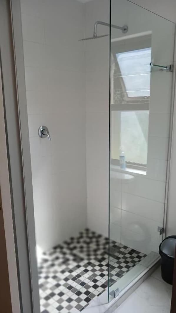 Habitación, 2 habitaciones, patio, vistas al jardín | Baño