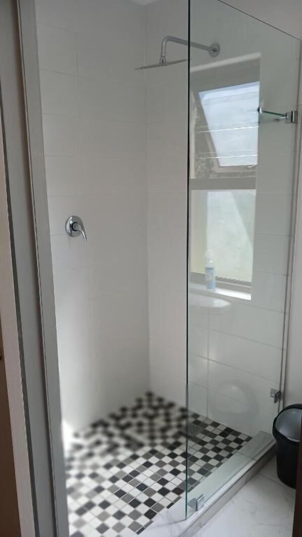 Room, 2 Bedrooms, Patio, Garden View | Bilik Mandi
