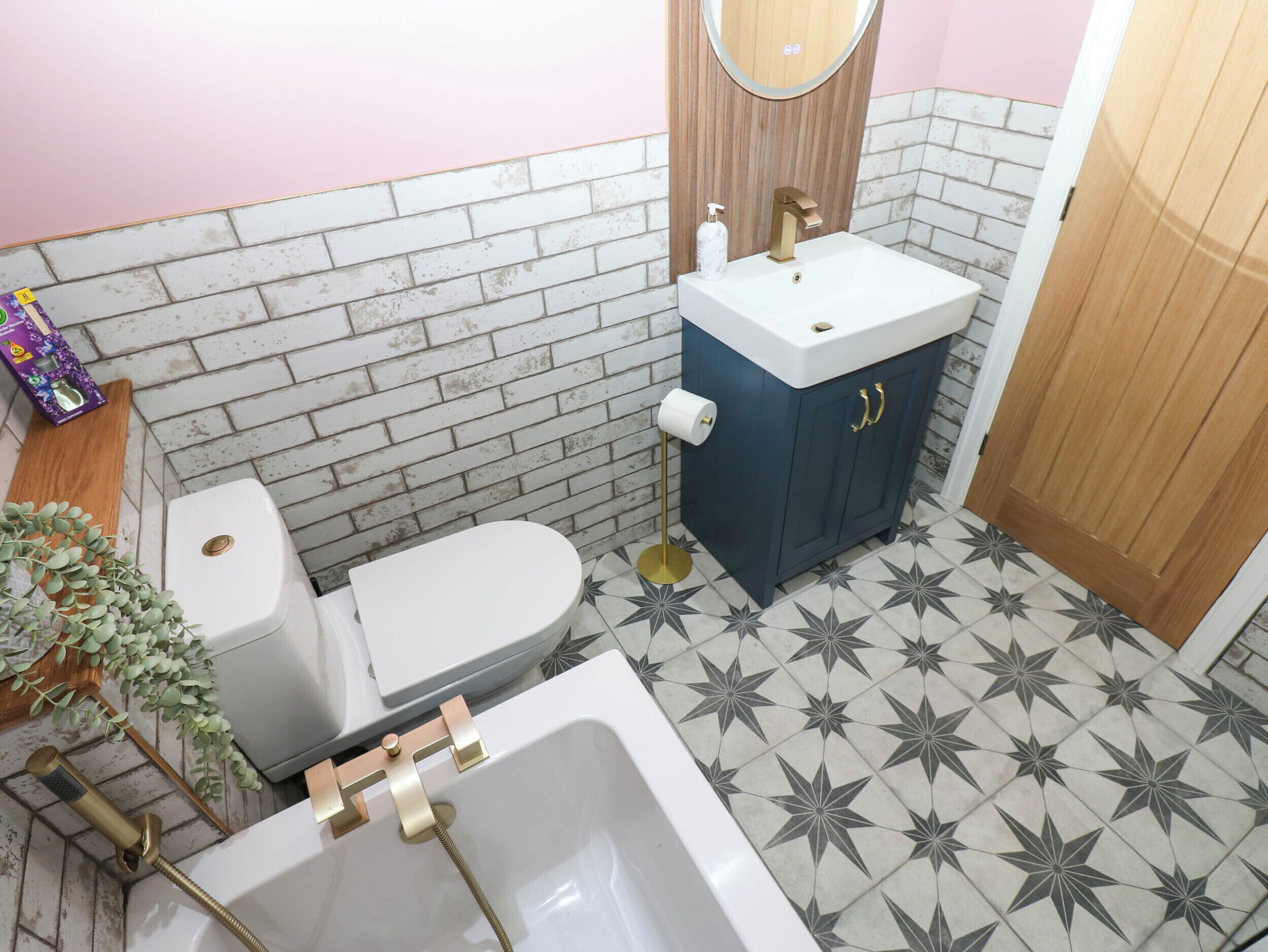 Une salle de bain avec des toilettes, un lavabo et une baignoire.
